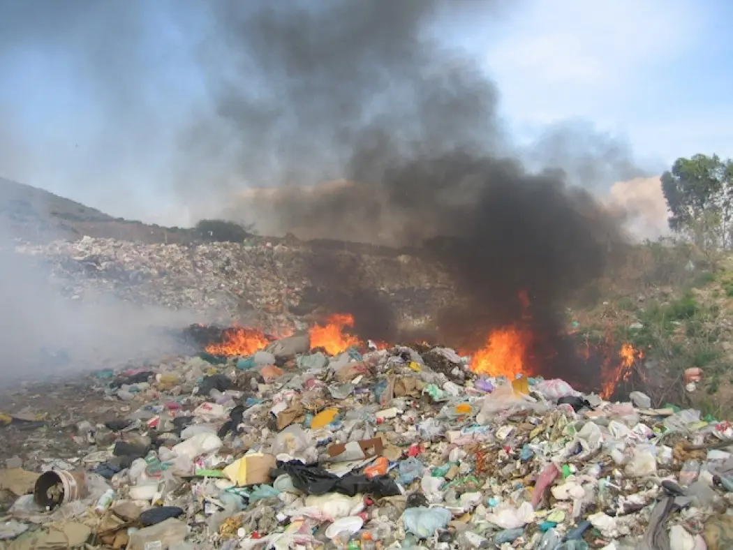 Landfill-burning-foto-Ted-Christian