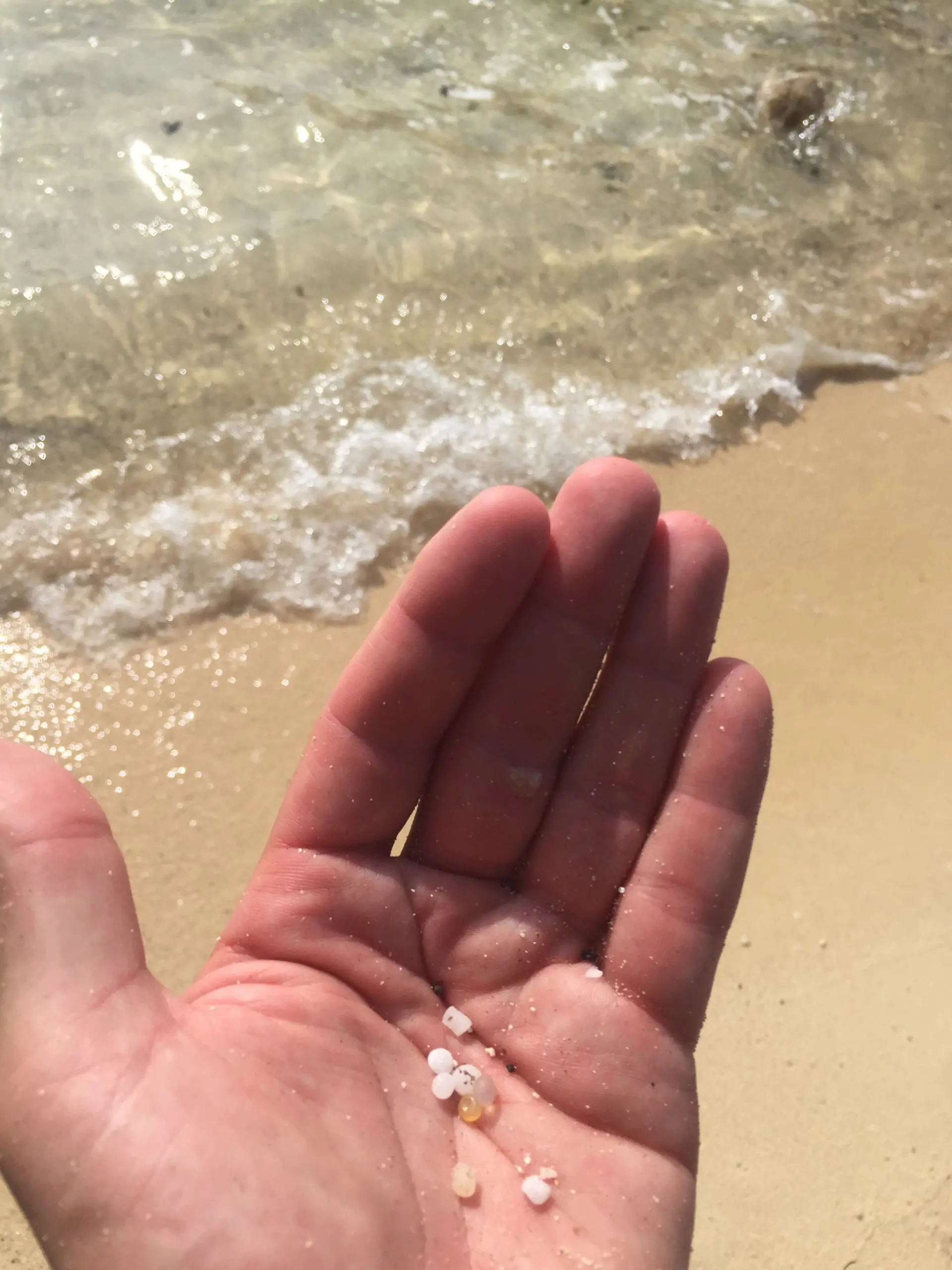 Nurdles-op-Tobacco-Beach-Bermuda-scaled